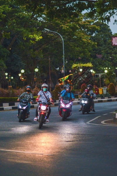 人骑摩托车道路白天
